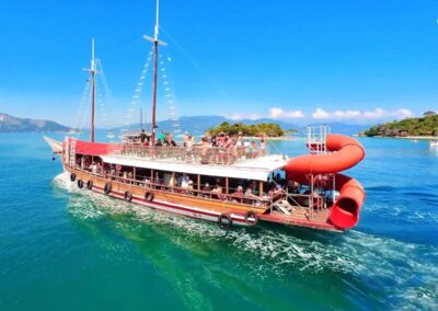 Passeio de Barco Compartido em Angra dos Reis